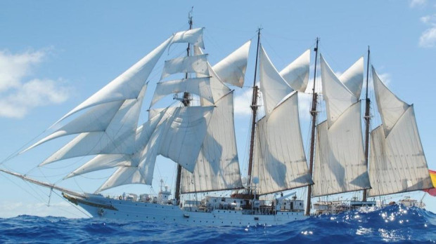 El buque escuela Juan Sebastián Elcano, camino de Barcelona