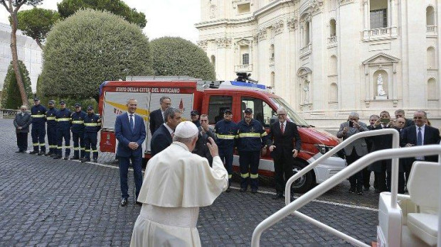 El Papa Francisco bendice un vehículo de los bomberos