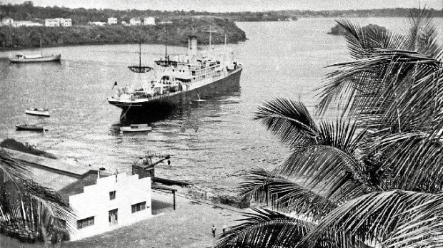 El carguero italiano Duchessa d’Aosta en la Isla de Fernando Poo