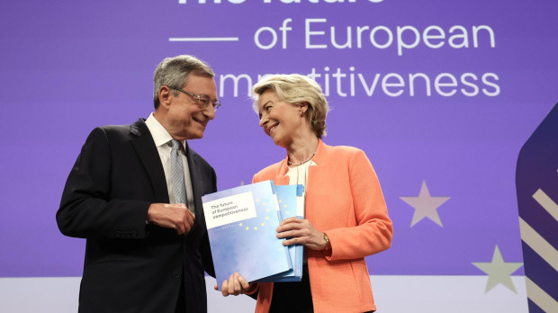 La presidenta de la Comisión Europea, Úrsula Von der Leyen, y el exprimer ministro italiano Mario Draghi, en la conferencia de prensa.