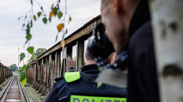 Agentes de la Policía alemana vigilan una ruta utilizada frecuentemente por los migrantes que cruzan la frontera entre Alemania y