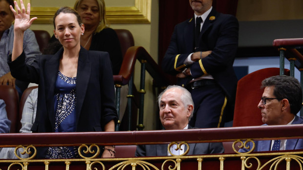 Carolina, hija de Edmundo González, saludando en la tribuna del Congreso