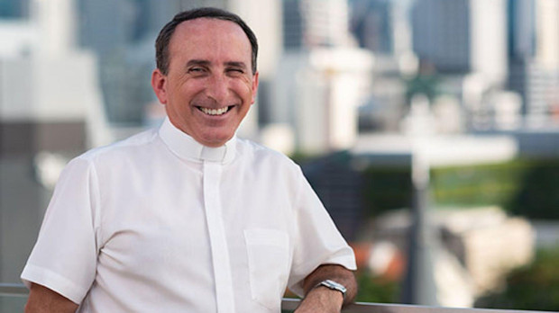 El sacerdote cordobés José López es párroco en Singapur