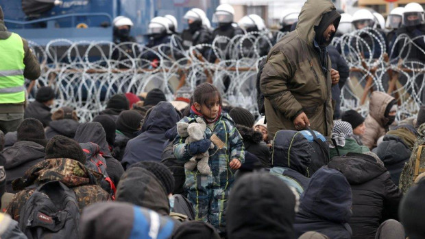 Inmigrantes intentan entrar en la Unión Europea a través del paso fronterizo polaco