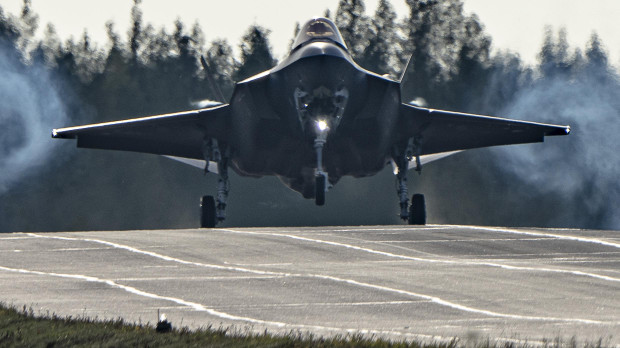 Dos aviones F-35 Lightning II de la Fuerza Aérea de los EE.UU. protagonizaron operaciones de aterrizaje y despegue en una autopista de Finlandia