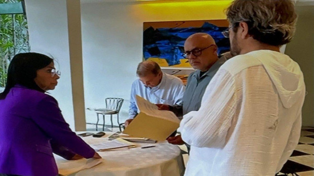 Edmundo González, entre Delcy y Jorge Rodríguez en la embajada de España en Caracas