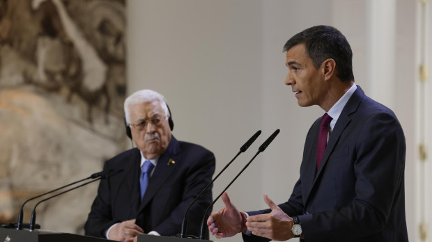 El presidente del Gobierno, Pedro Sánchez, y el presidente palestino, Mahmud Abás