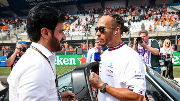 Mohammed Ben Sulayem y Lewis Hamilton, en una imagen de esta temporada
