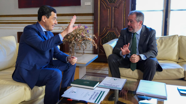 El presidente de la Junta, Juanma Moreno, y el secretario general del PSOE andaluz, Juan Espadas, durante su reunión