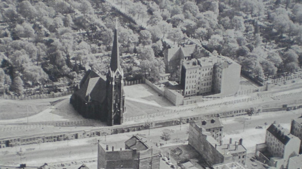 La antigua iglesia de la Reconciliación, en la calle Bernauer de Berlín