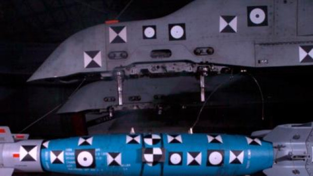 Ensayos de lanzamientos de cargas desde F-18 en el foso del CLAEX