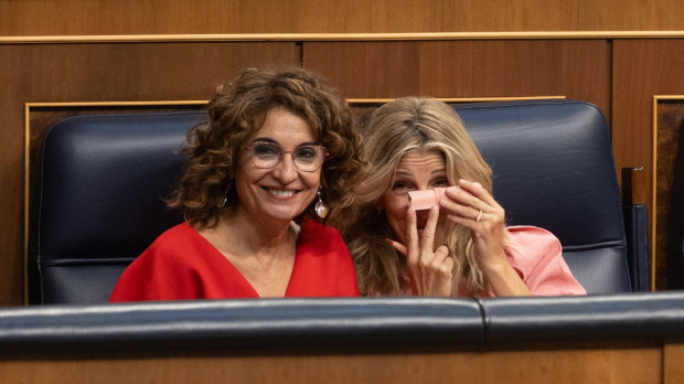 La vicepresidenta primera y ministra de Hacienda, María Jesús Montero (i) y la vicepresidenta segunda y ministra de Trabajo, Yolanda Díaz