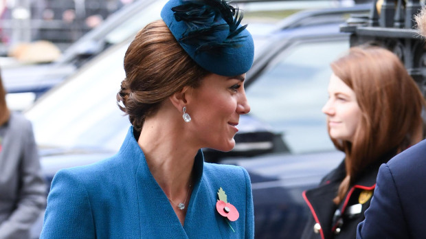 Britain's Prince Harry and Kate Middleton, the Duchess of Cambridge during the Anzac Day Service of Commemoration and Thanksgiving at WestminsterAbbey, in London, Thursday April 25, 2019 en la foto : mirandose a los ojos