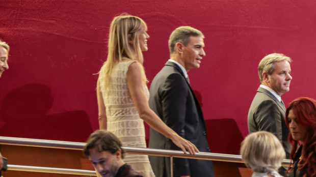 Begoña Gómez y Pedro Sánchez buscan su butaca en el Kursaal de San Sebastián, donde han seguido la entrega del Premio Donostia a Pedro Almodóvar