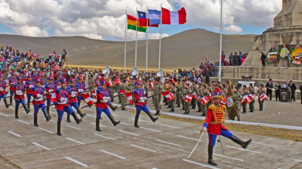 Conmemoración de la Independencia, en Perú, junto al obelisco de Junín