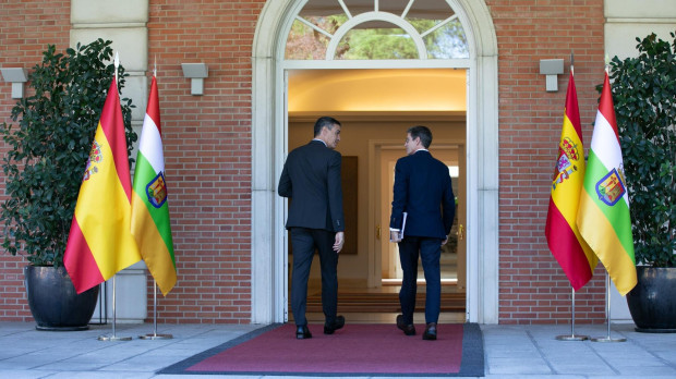 Pedro Sánchez y el presidente de La Rioja, Gonzalo Capellán