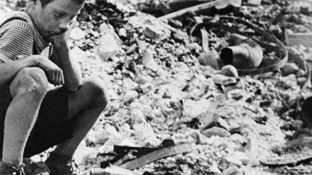Superviviente del bombardeo de Varsovia, fotografiada por Julien Bryan