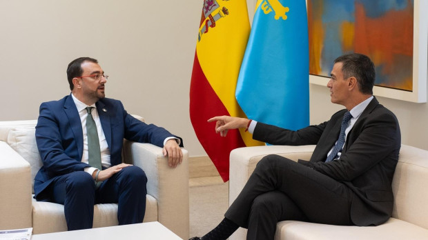 El presidente del Gobierno, Pedro Sánchez, durante su reunión con el presidente del Principado de Asturias, Adrián Barbón