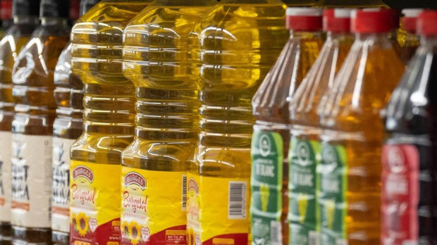 Varias botellas de aceite en un lineal.