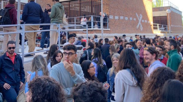 Los opositores a las puertas de la Universidad Complutense de Madrid