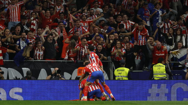 Los jugadores del Atlético celebran tras marcar ante el Real Madrid. EFE/JJ Guillén
