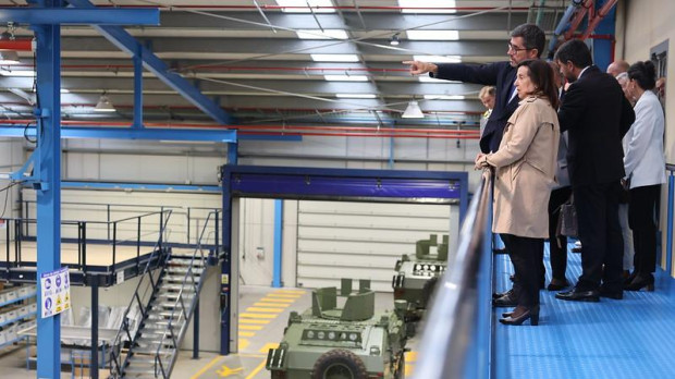 Margarita Robles, durante una visita este lunes a la fábrica de Urovesa (Pontevedra)