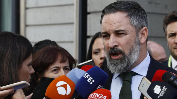 Santiago Abascal atiende a los medios en el Congreso tras reunirse con Edmundo González