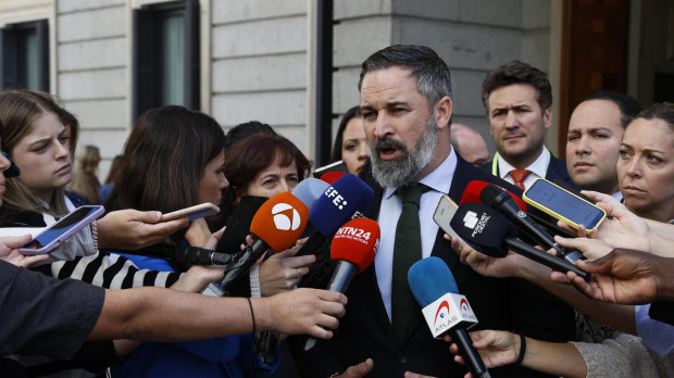 Santiago Abascal atiende a los medios en el Congreso tras reunirse con Edmundo González