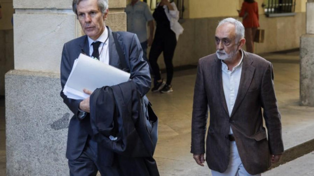 El exdirector de la Faffe Fernando Villén, a su llegada al juicio en la Audiencia de Sevilla por los pagos en clubes de alterne con tarjetas bancarias