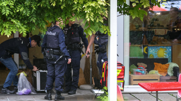 Policías fuera de una guardería donde un hombre atacó a varios niños hiriendo a tres, antes de ser arrestado, en Zurich, Suiza