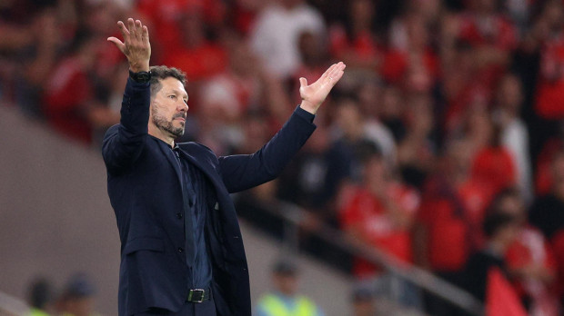 El entrenador del Atlético de Madrid Diego Pablo Simeone se abre de brazos desesperado ante el juego de su equipo