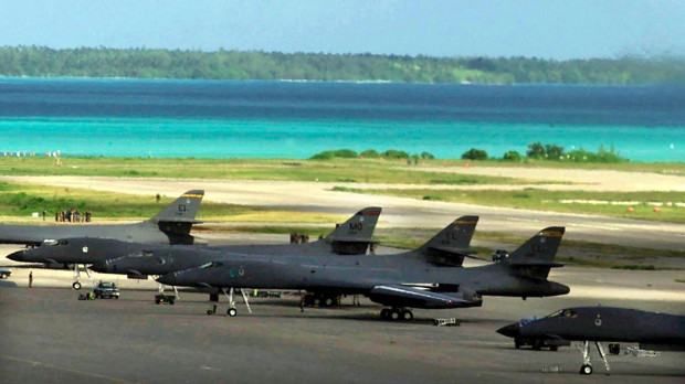 Un bombardero B-1B de la Fuerza Aérea de Estados Unidos despega de la base militar de Diego García, en Chagos
