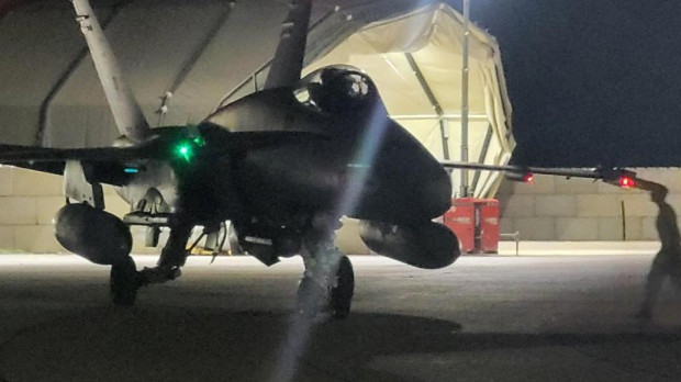 Un F-18 del Ejército del Aire y del Espacio, activado en pista en Rumanía