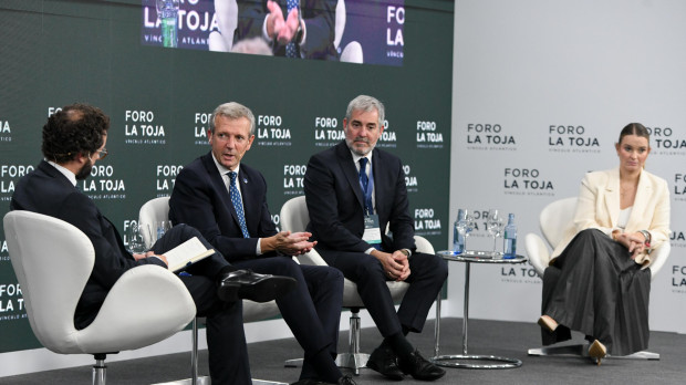 Alfonso Rueda junto a Fernando Clavijo y Marta Prohens en el Foro La Toja