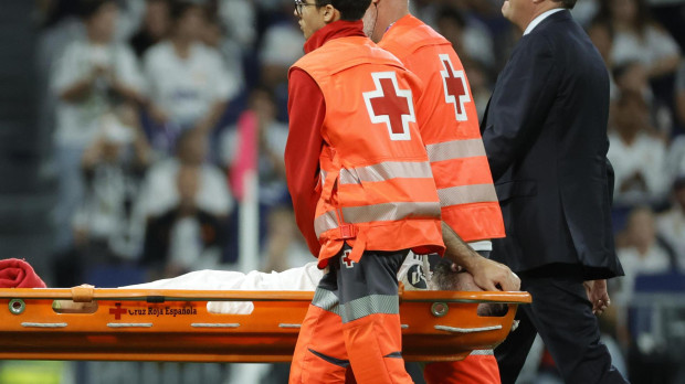 Carvajal es retirado en camilla del Bernabéu