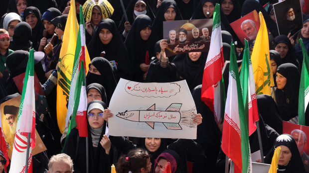 Marcha en Teherán en celebración del ataque con misiles contra Israel
