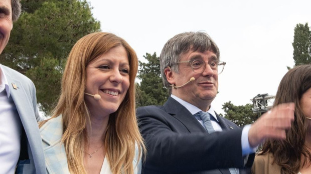 En el centro, Jeannine Abella junto a Carles Puigdemont