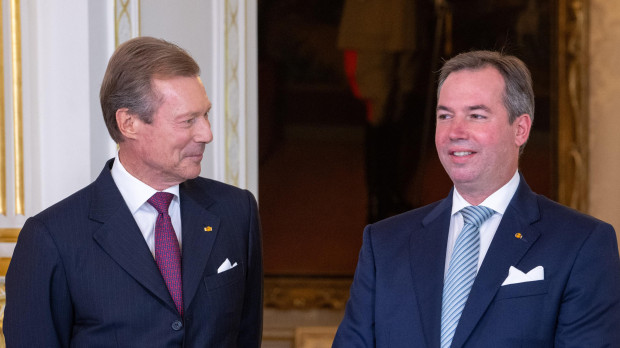 08 October 2024, Luxembourg, Luxemburg: Prince Guillaume (2nd from right), Hereditary Grand Duke of Luxembourg, stands next to his mother, Grand Duchess Maria Teresa (l-r), his father, Grand Duke Henri, and his wife Princess Stephanie in the ducal palace after his appointment as "Lieutenant-Représentant" (honorary lieutenant). Grand Duke Henri has appointed his son Prince Guillaume as Governor, thus initiating the handover of office. The 42-year-old now takes over certain tasks from his father, while the latter remains Head of State. Photo: Harald Tittel/dpa *** Local Caption *** .