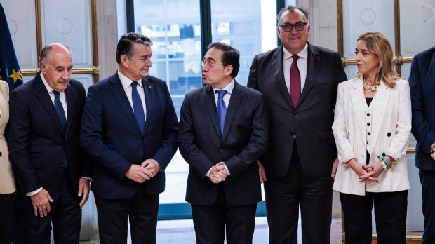 El ministro de Asuntos Exteriores, José Manuel Albares (en el centro), junto a representantes del Campo de Gibraltar y la Junta de Andalucía