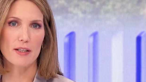 Silvia Intxaurrondo, presentadora de La Hora de La 1 junto a Marc Sala
