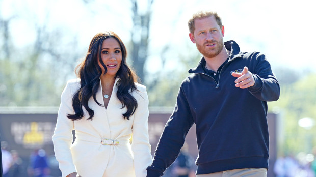 Prince Harry and Meghan Markle, Duke and Duchess of Sussex, attend the track and field event at the Invictus Games in The Hague, Netherlands, Sunday, April 17, 2022. En la foto paseando de la mano