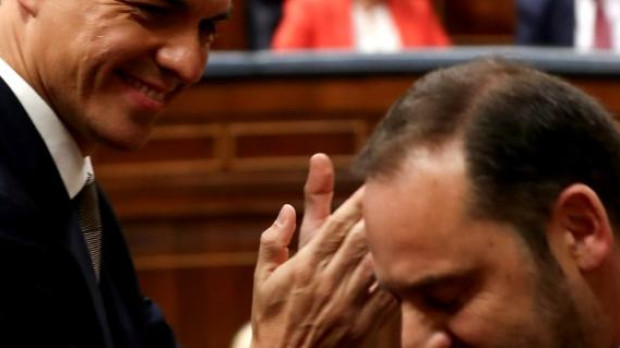 Sánchez aplaude a Ábalos durante la moción de censura