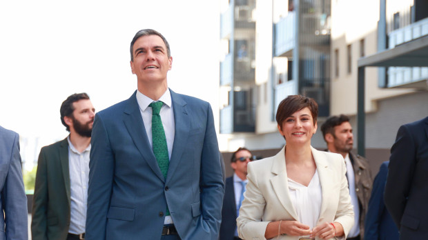 El presidente del Gobierno, Pedro Sánchez, y la ministra de Vivienda, Isabel Rodríguez, visitaron una promoción de viviendas sociales en Dos Hermanas tras la polémica