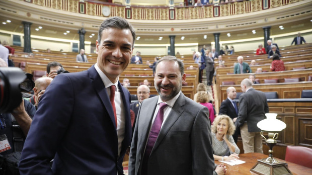 Pedro Sánchez y José Luis Ábalos, en una sesión de control al gobierno en octubre de 2018