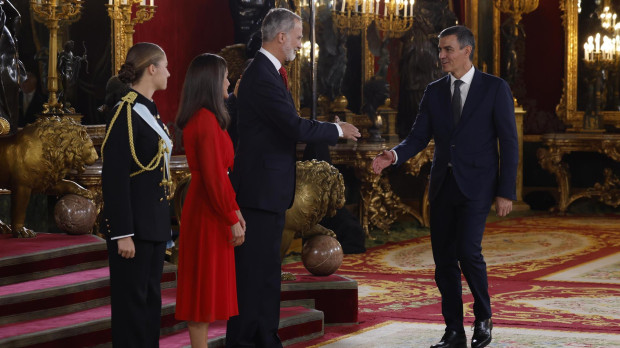 Los Reyes y la Princesa reciben el saludo del presidente del Gobierno