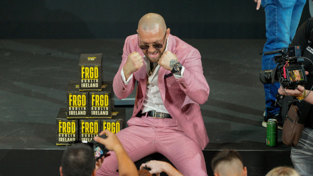 El luchador irlandés Conor McGregor (c), excampeón de la UFC y primer doble campeón simultáneo de artes marciales mixtas, en el recinto de Puerto Banús,