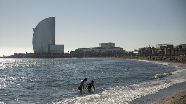 (Foto de ARCHIVO) Una pareja se baña en la playa de la Barceloneta, a 25 de diciembre de 2022, en Barcelona, Cataluña (España). La playa de Barcelona ha amanecido hoy, día de Navidad con gente tomando el sol y algunos incluso bañándose, aprovechando el sol y la buena temperatura de esta jornada de invierno. Con datos del mediodía, la temperatura en la ciudad es de un mínimo de 12 grados y un máximo de 21, y la temperatura del agua es de 18 grados. Se ha visto a turistas bañándose con gorros de Papá Noel, que han comentado a Europa Press que el agua estaba fría pero soportable. El observatorio Fabra de Barcelona ha registrado récord de temperatura máxima absoluta para un mes de diciembre desde 1914. Lorena Sopêna / Europa Press 25 DICIEMBRE 2022;CLIMA;CALOR;CAMBIO CLIMÁTICO;NAVIDAD;GORRO DE NAVIDAD;ALTAS TEMPERATURAS;TIEMPO;TIEMPO INUSUAL; 25/12/2022