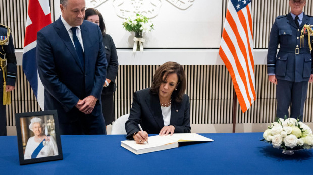 Kamala escribiendo en el libro de condolencias de Isabel II en la Embajada británica en Washington