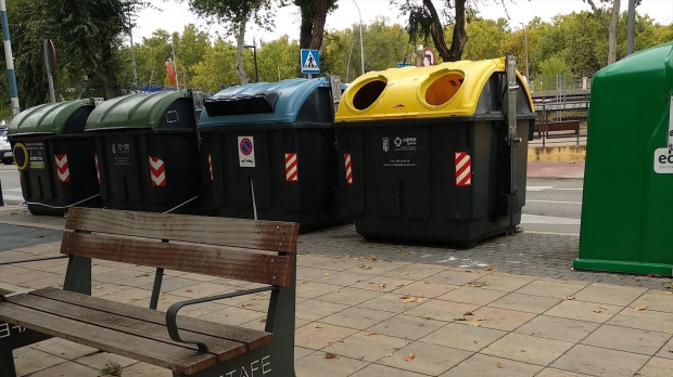 Contenedores en una calle de Getafe, Madrid.