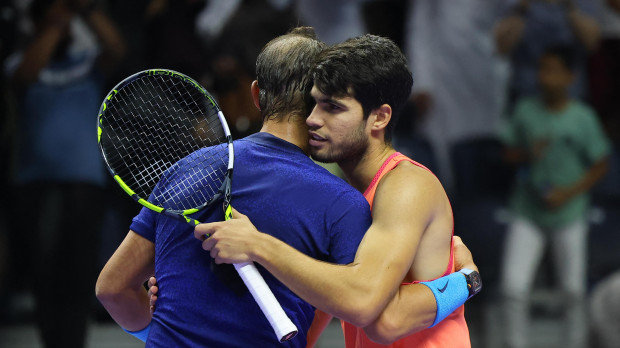 Rafael Nadal y Carlos Alcaraz se saludan después del partido